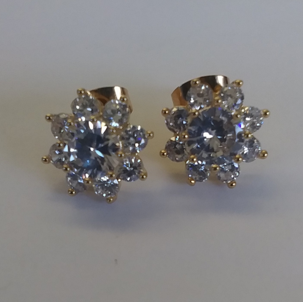 Flower stud earring - Picture 2 of 2